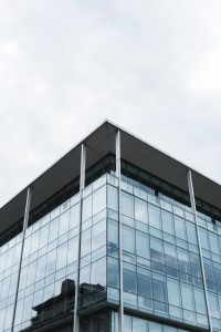 Hohes Flachwinkelgebäude mit vielen Fenstern - Recycling 2025 - für nachhaltiges Bauen