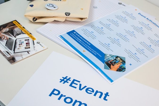 Ein Tisch mit einem Blatt und einem Stift